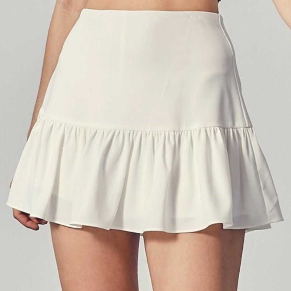 DO + BE Ruffle Skort White